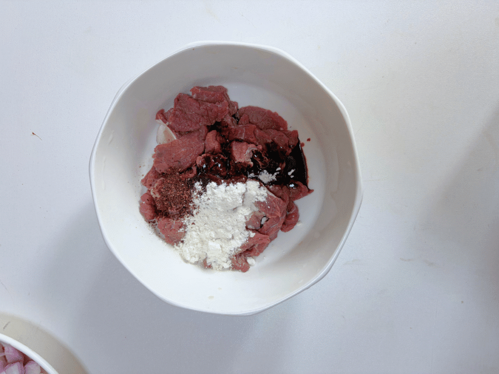 Marinating beef with flour, soy sauce and black pepper